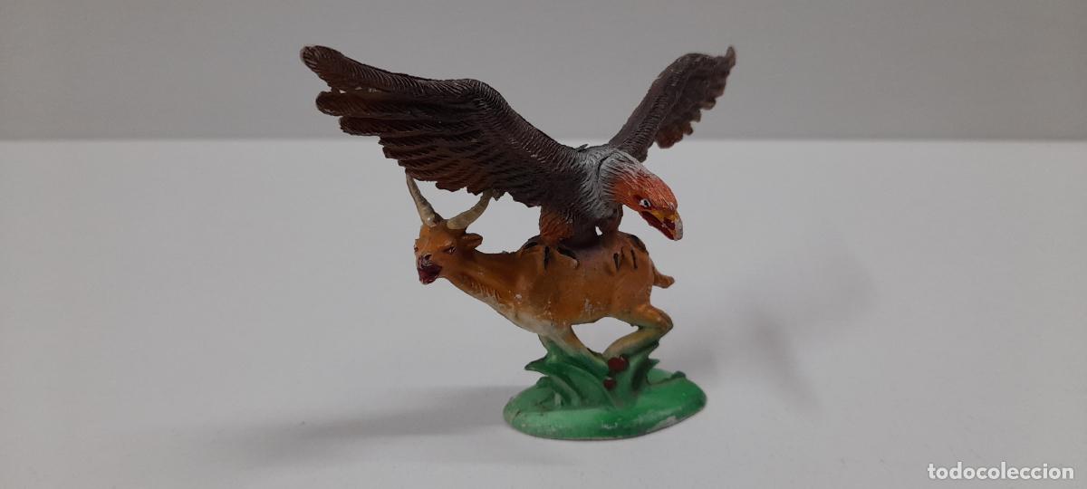 Rubber and PVC Figures: AGUILA ATACANDO A UN CIERVO . REALIZADA POR PECH . ORIGINAL A&Ntilde;OS 50 EN GOMA