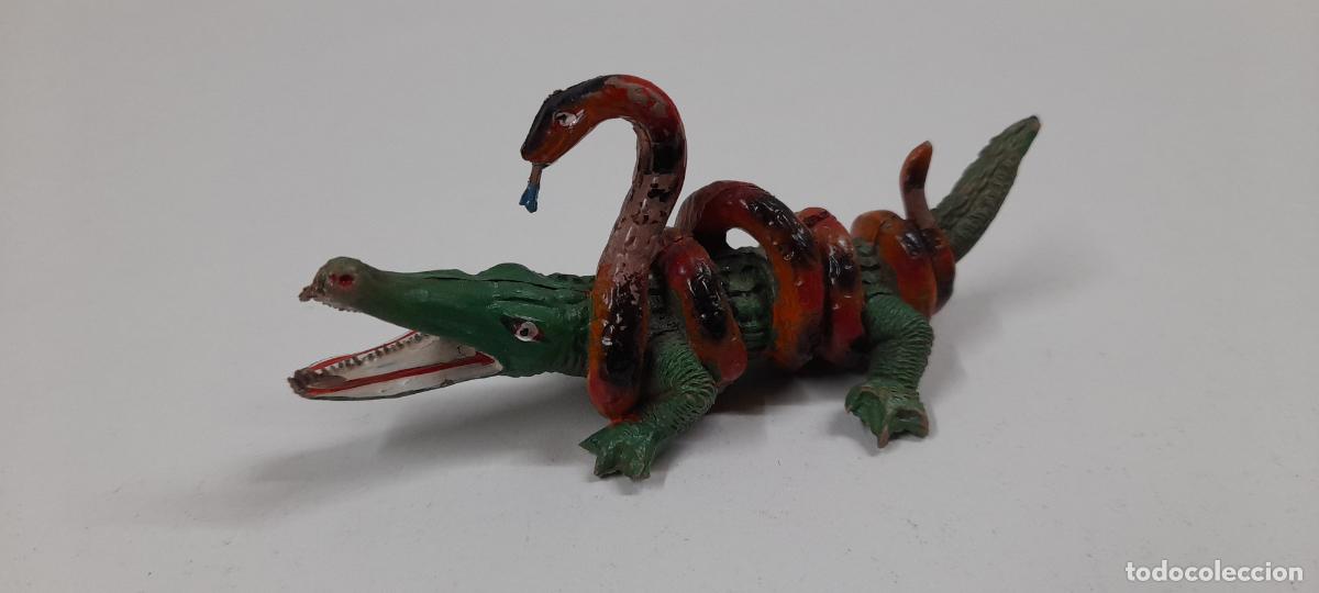 Rubber and PVC Figures: COCODRILO LUCHANDO CON SERPIENTE . REALIZADA POR PECH . ORIGINAL A&Ntilde;OS 50 EN GOMA