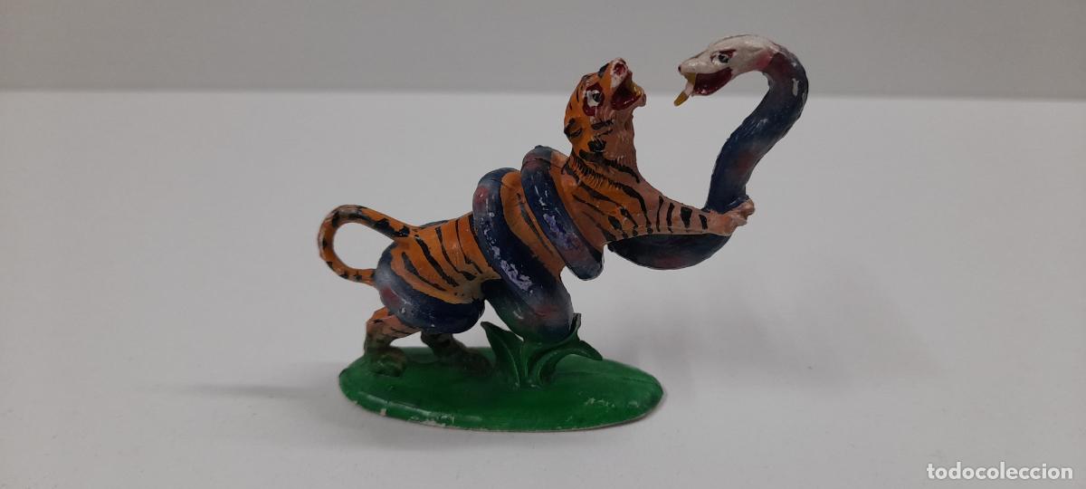Rubber and PVC Figures: TIGRE LUCHANDO CON SERPIENTE . REALIZADA POR PECH . ORIGINAL A&Ntilde;OS 50 EN GOMA