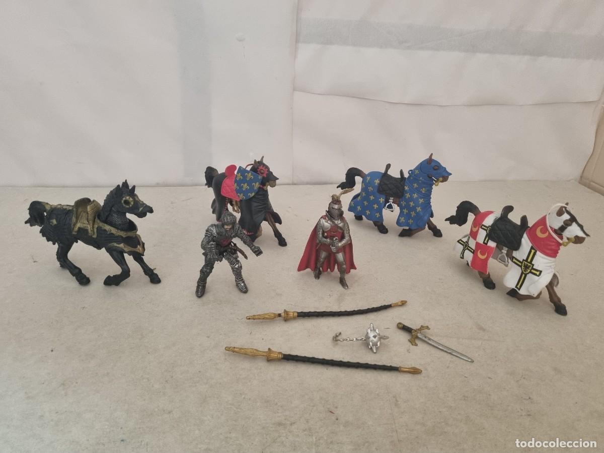 Rubber and PVC Figures: Lote de 4 caballos y 2 jinetes medievales