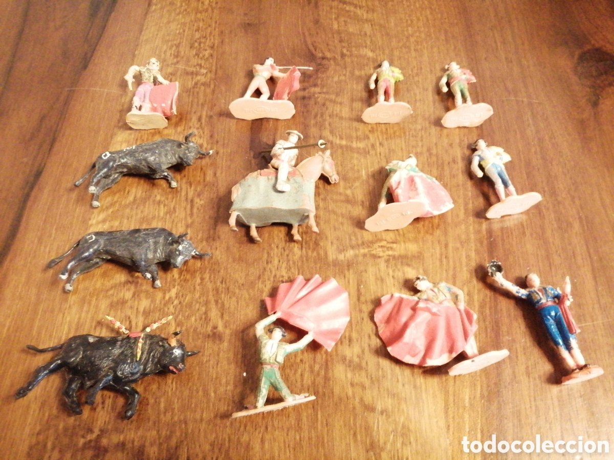 Figuras de goma y PVC: 13 Figuras de toros, toreros, capote, picador, estoque, paseillo.
