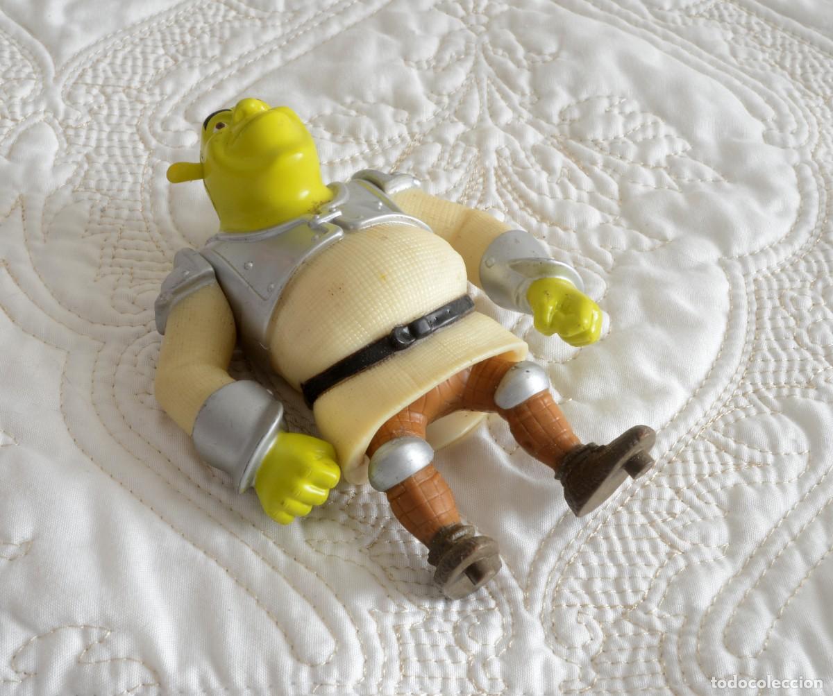 Figuras de goma y PVC: Personaje Shrek con una armadura plateada y t&uacute;nica beige