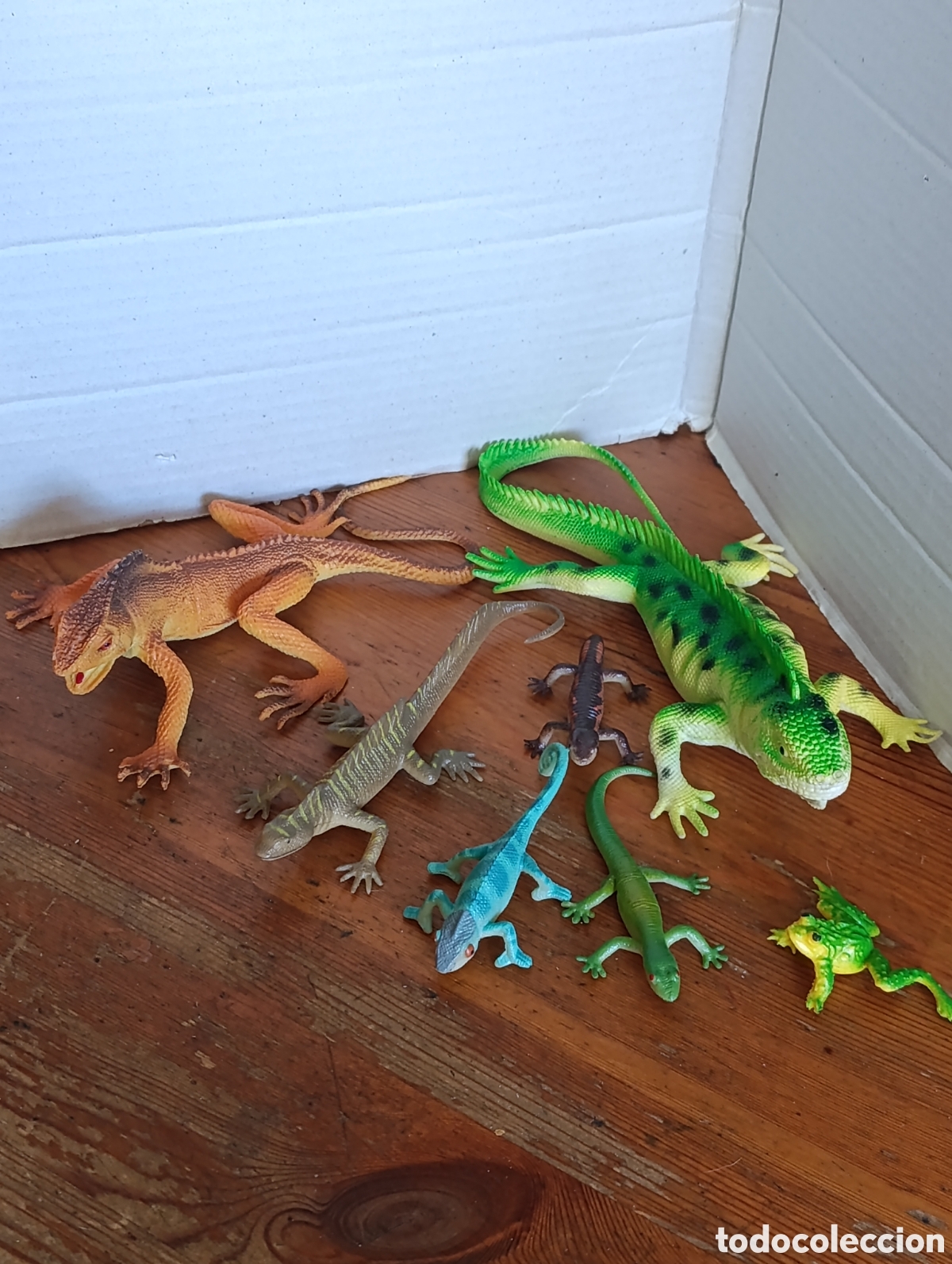 Figuras de goma y PVC: LOTE DE 6 FIGURAS / EN PVC / DE IGUANAS Y OTROS