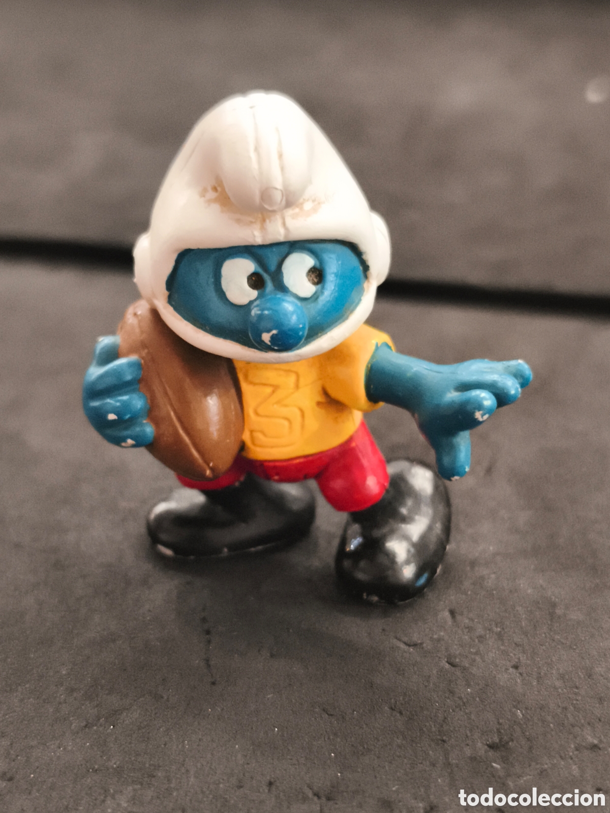 Gummi- und PVC-Figuren Schleich: Pitufo jugador rugby, casco blanco, peyo 1980
