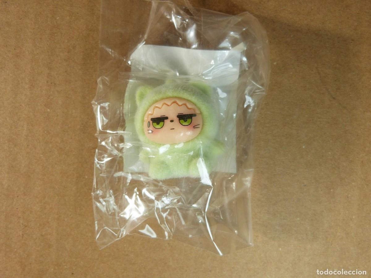 Figuras de goma y PVC: Peque&ntilde;a figura flocada tipo Chiikawa con cara triste ( Nueva precintada )