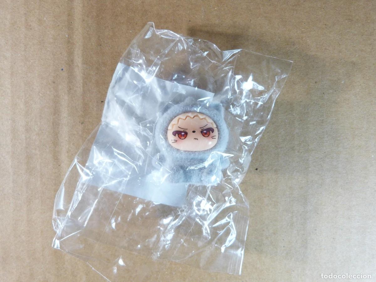 Figuras de goma y PVC: Peque&ntilde;a figura flocada tipo Chiikawa con de enfado ( Nueva precintada )