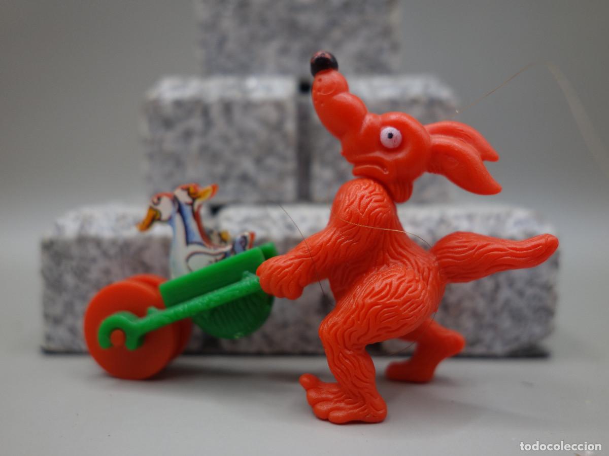 Figuras de goma Kinder: PERRO CON CARRETILLA KINDER SORPRESA
