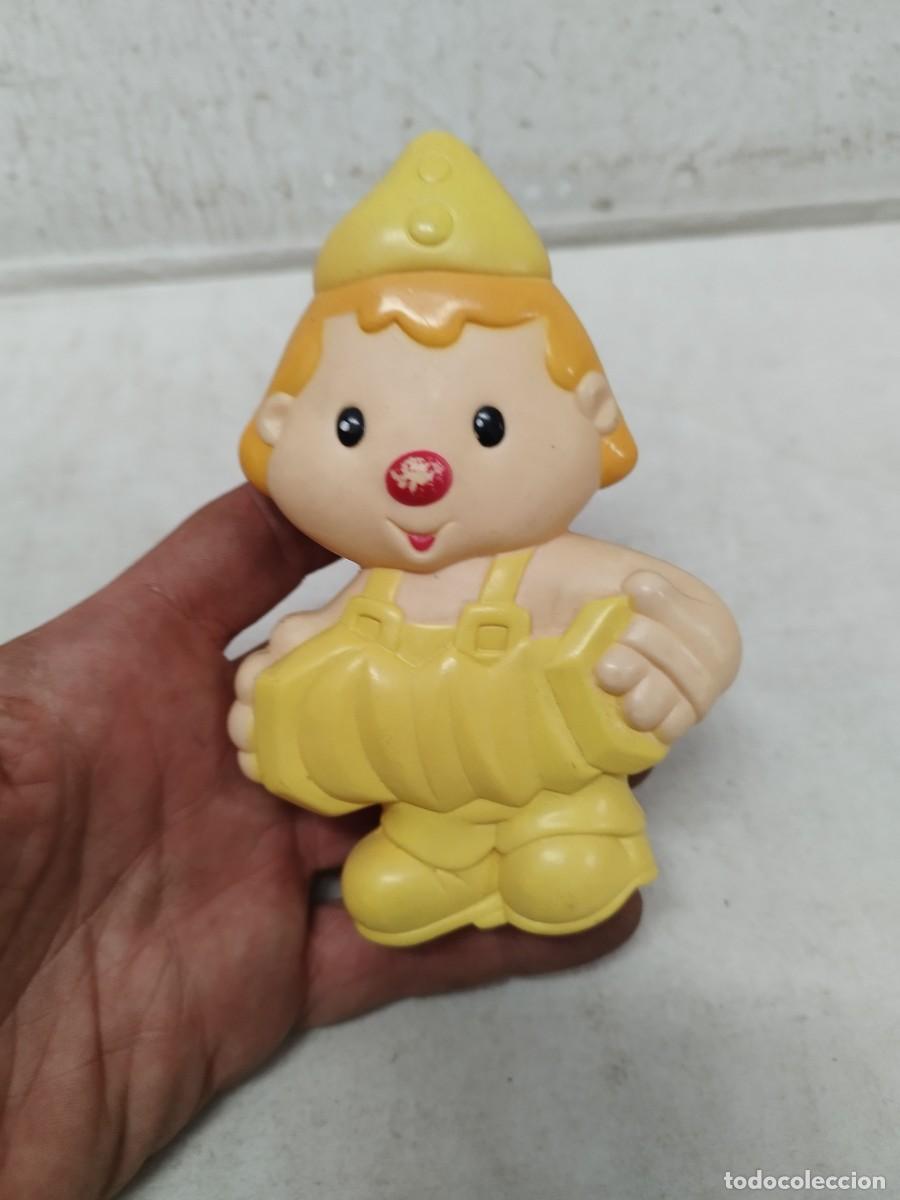 Figuras de goma y PVC: Mu&ntilde;eco de un payaso de circo con atuendo amarillo. Tocando el acorde&oacute;n. De pl&aacute;stico.