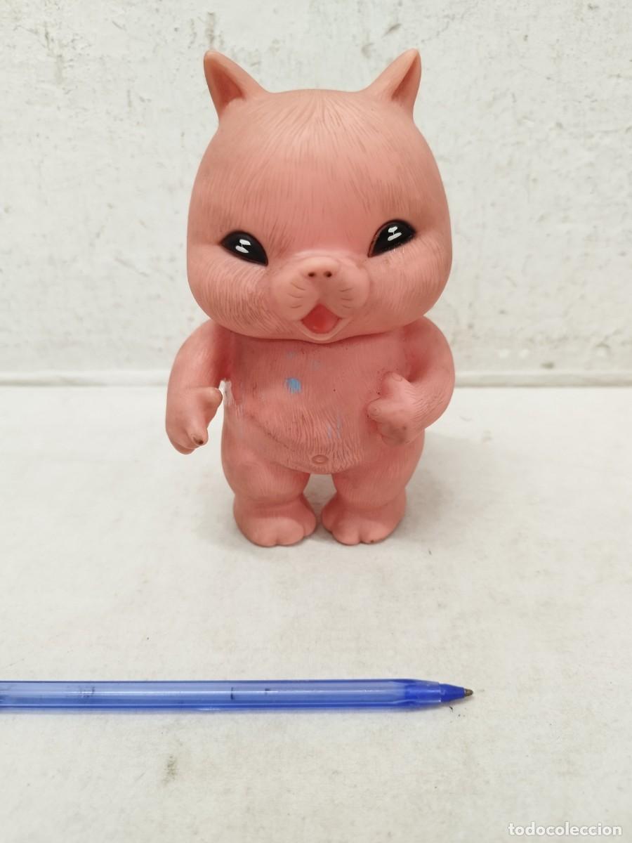Gummi- und PVC-Figuren: Mu&ntilde;eco de goma blanca de un gato de color rosa. De Galtoys espa&ntilde;a.