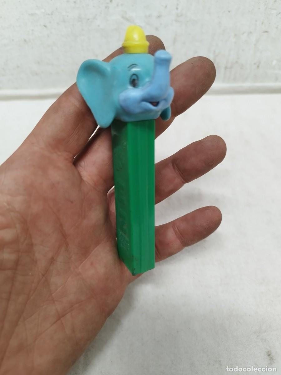 Figuras de goma y PVC dispensador PEZ: Antiguo dispensador PEZ de Dumbo de Disney presenta una cabeza azul suave y un tallo verde. Sin pie.