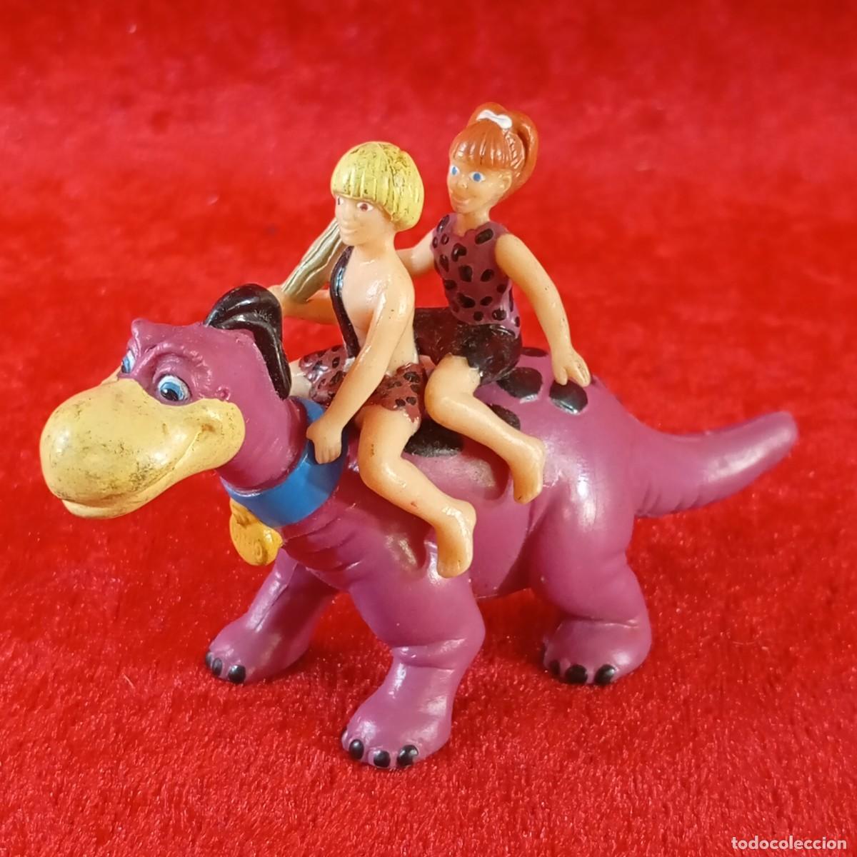 Figuras de goma y PVC: FIGURA DE PVC - PEBBLES Y BAMM-BAMM MONTANDO AL DINOSAURIO DINO - DAKIN - 6,5 X 9,5 CM / 2053