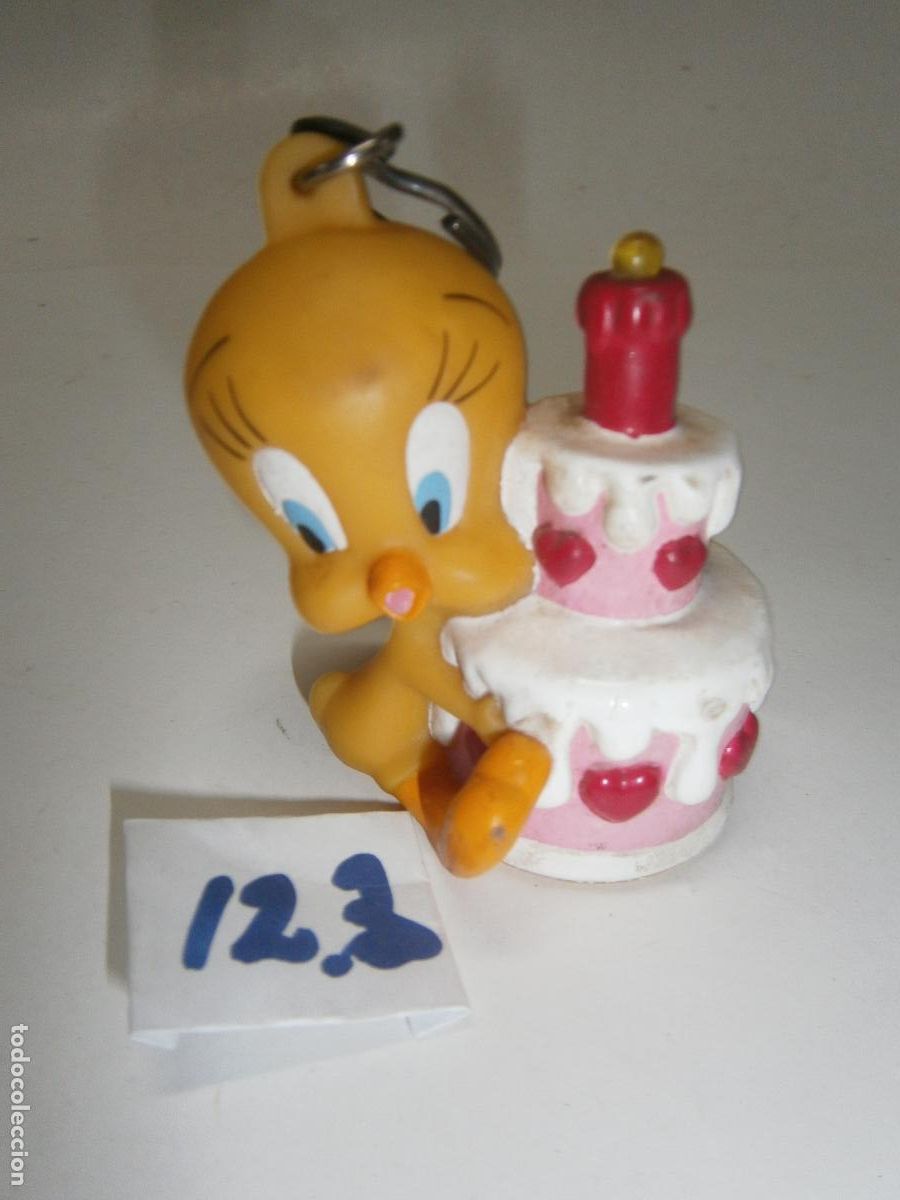 Figuras de goma y PVC: FIGURA DE DIBUJOS ANIMADOS - LLAVERO DE PIOLIN ABRAZANDO TARTA DE CUMPLEA&Ntilde;OS