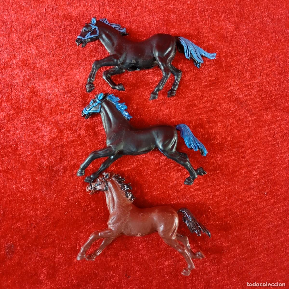 Figuras de goma y PVC: LOTE 3 FIGURAS DE PVC - CABALLOS DE JUGUETE - COMANSI - INDIOS Y VAQUEROS - 9 X 6 CM APROX / 2060