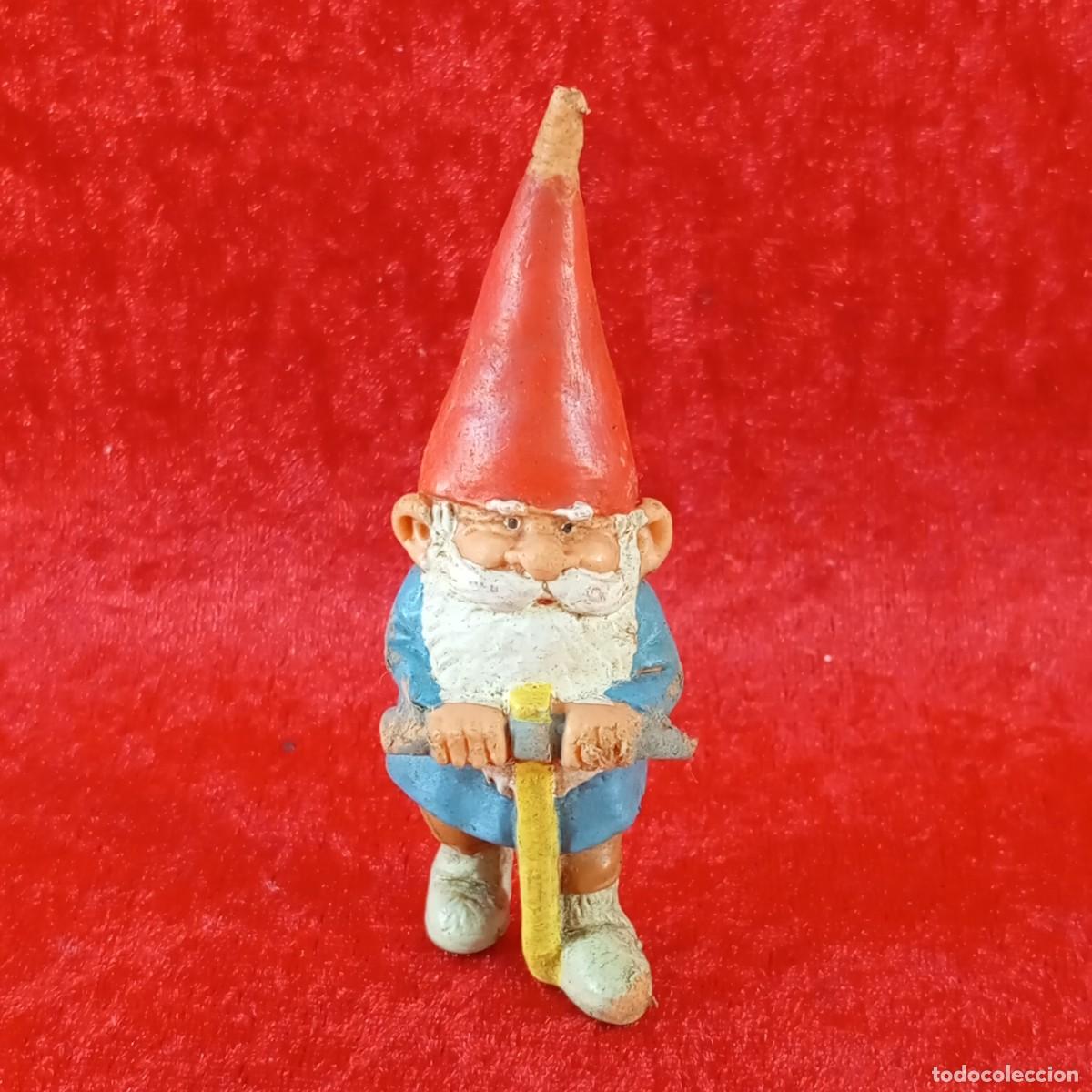 Figuras de goma y PVC: FIGURA DE PVC - DAVID EL GNOMO - CON HERRAMIENTA DE TRABAJO - BRB - 9 X 3,5 CM / 2072