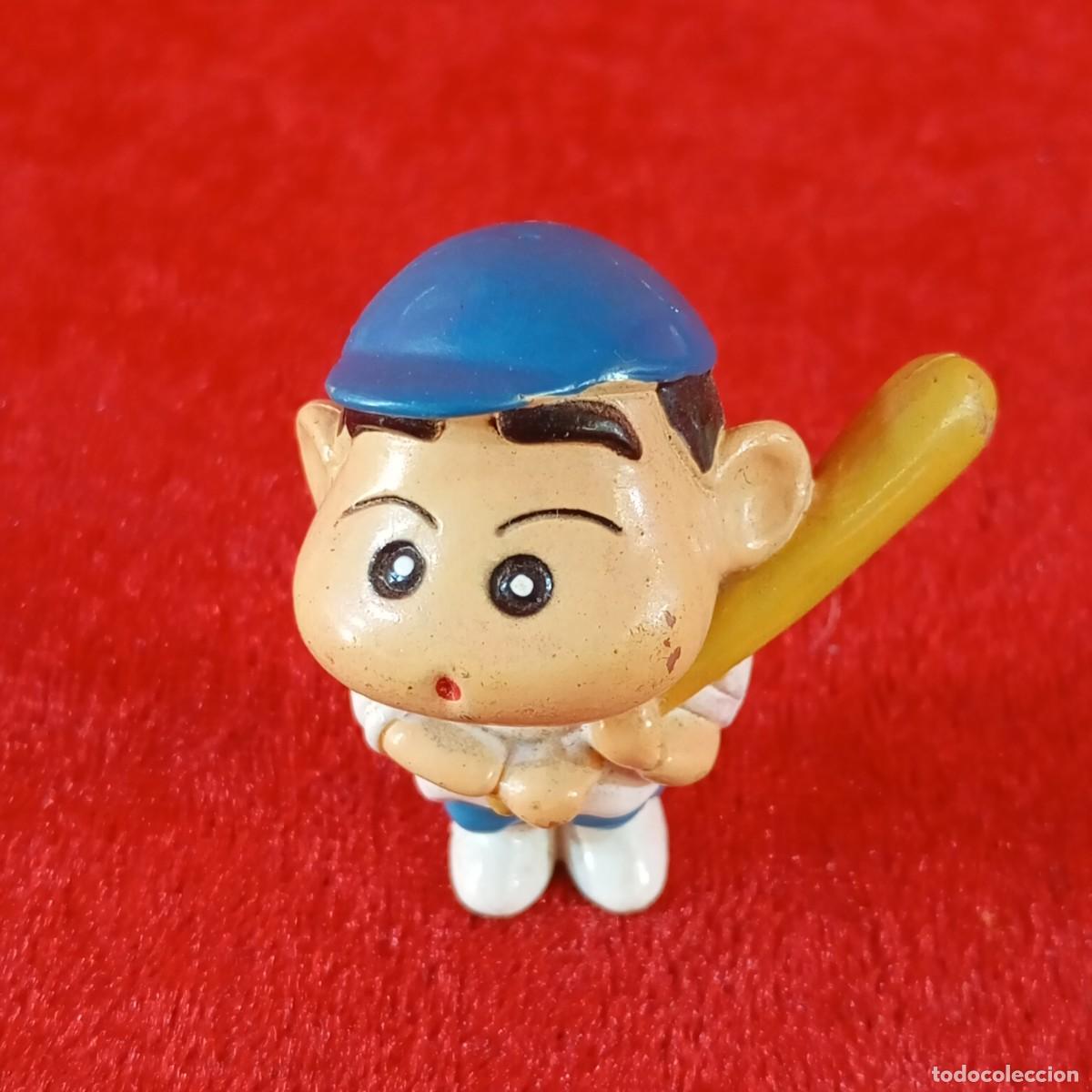 Figuras de goma Kinder: FIGURA DE PL&Aacute;STICO - SHIN CHAN - CON UNIFORME Y BATE DE BEISBOL - KINDER - 4 X 3,5 CM / 2106
