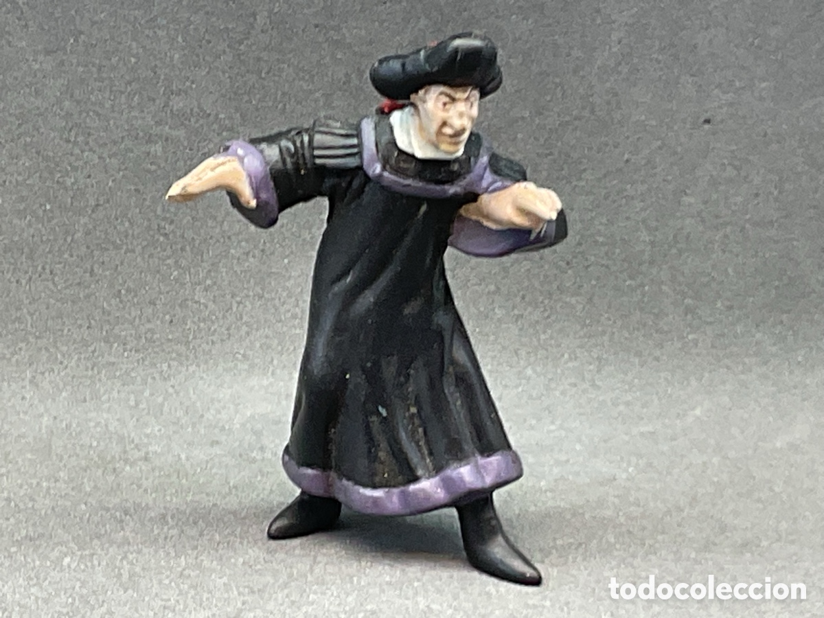 Figuras de goma y PVC: Peque&ntilde;a Figura en Goma de Claude Frollo. El Jorobado de Notre Dame . Promocional de Nestle.