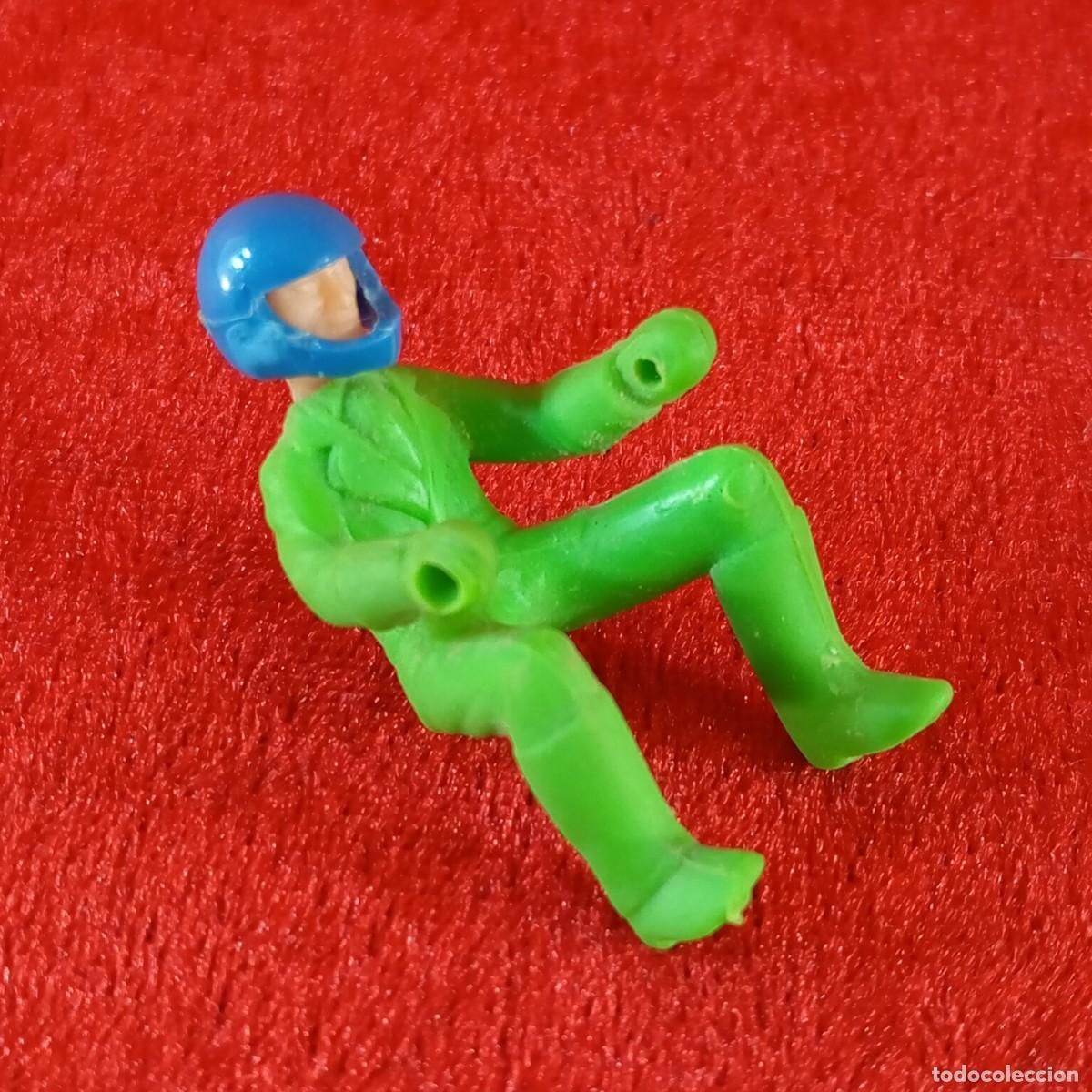 Figuras de goma y PVC: FIGURA DE PVC - PILOTO DE CARRERAS O MOTOCICLISTA - 4,5 X 2,5 CM / 2121