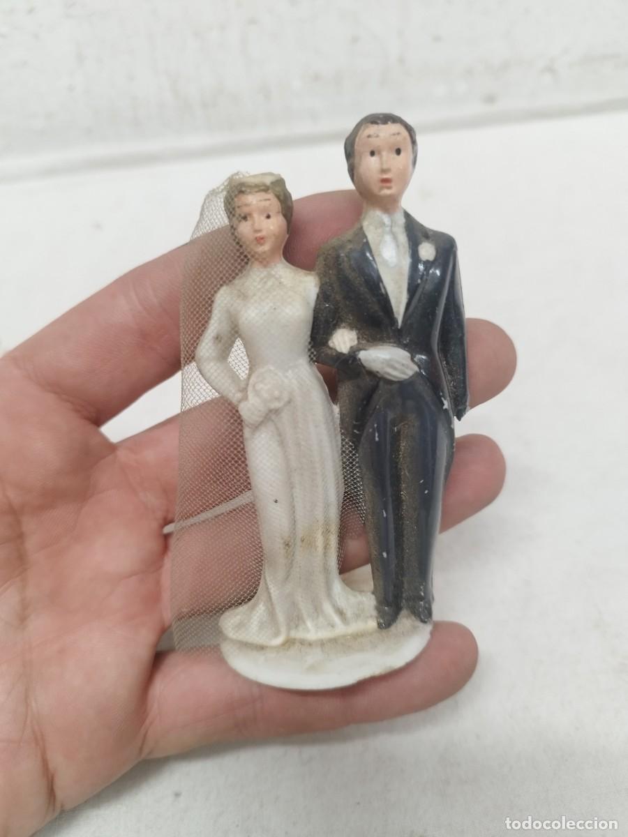 Rubber and PVC Figures: Antigua figura de pareja de novios, de enlace matrimonial. Para tarta o adorno. Novio con falta.