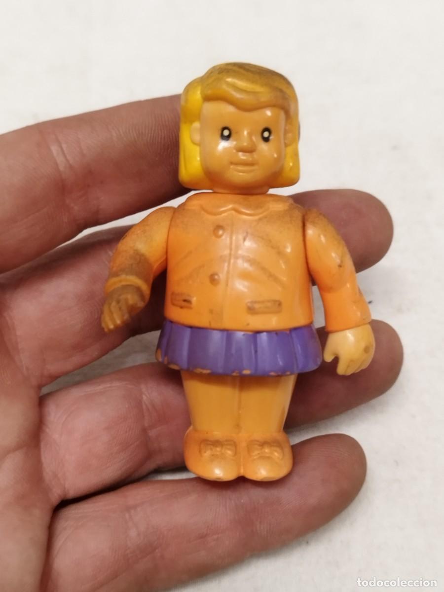 Figuras de goma y PVC: Antiguo mu&ntilde;eca, mu&ntilde;eco Madre rubia con jersey naranja. Redbox.