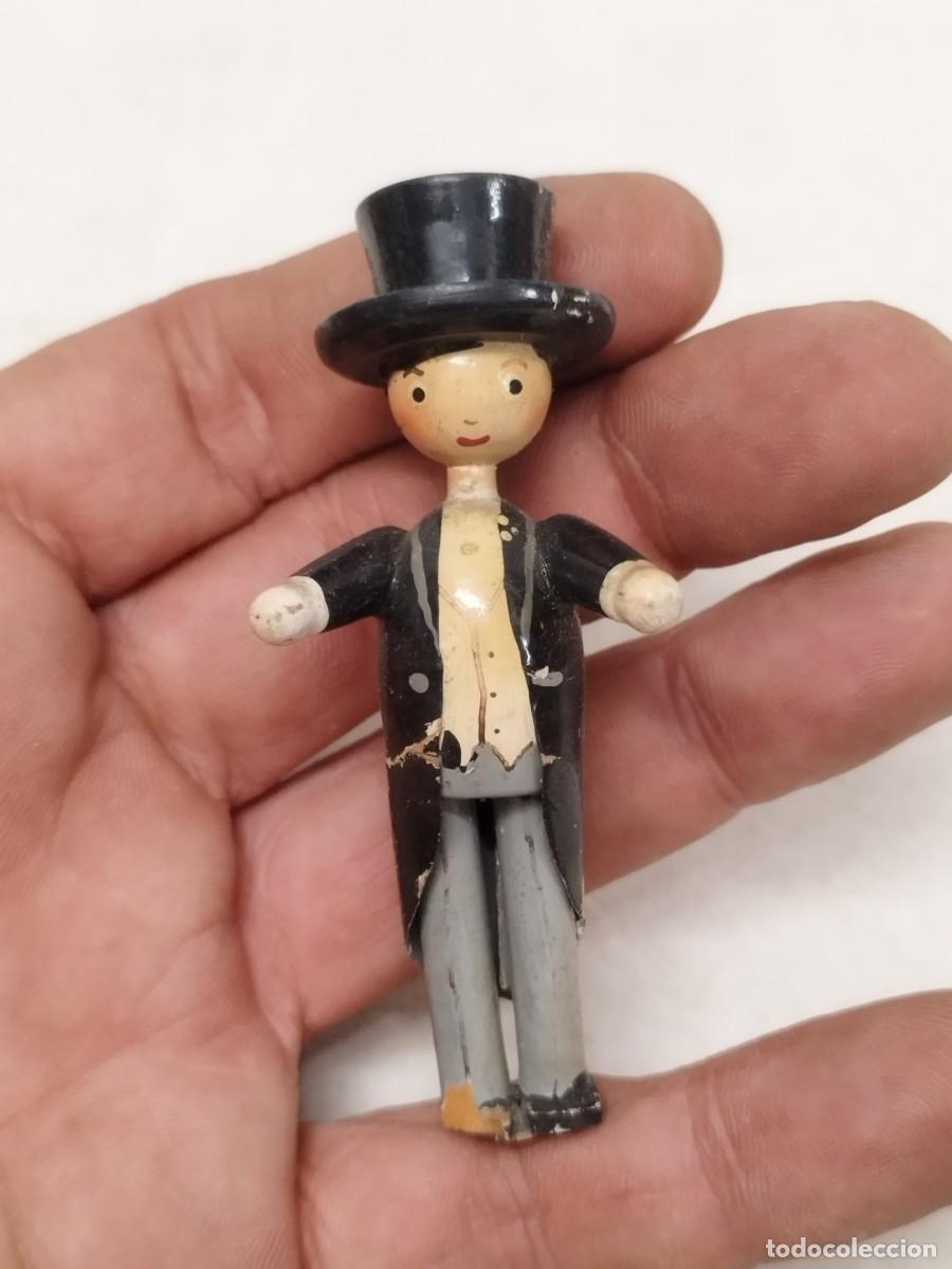 Figuras de goma y PVC: Antiguo mu&ntilde;eco mu&ntilde;eco de madera de un novio con frac y sombrero de copa. Con falta.