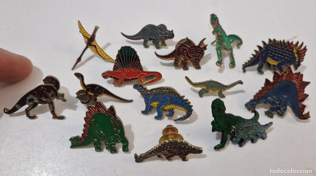 Figuras de goma y PVC: lote 15 pin figura dinosaurio esmaltado regalo premio pastelito a&ntilde;os 80 bollycao o bimbo