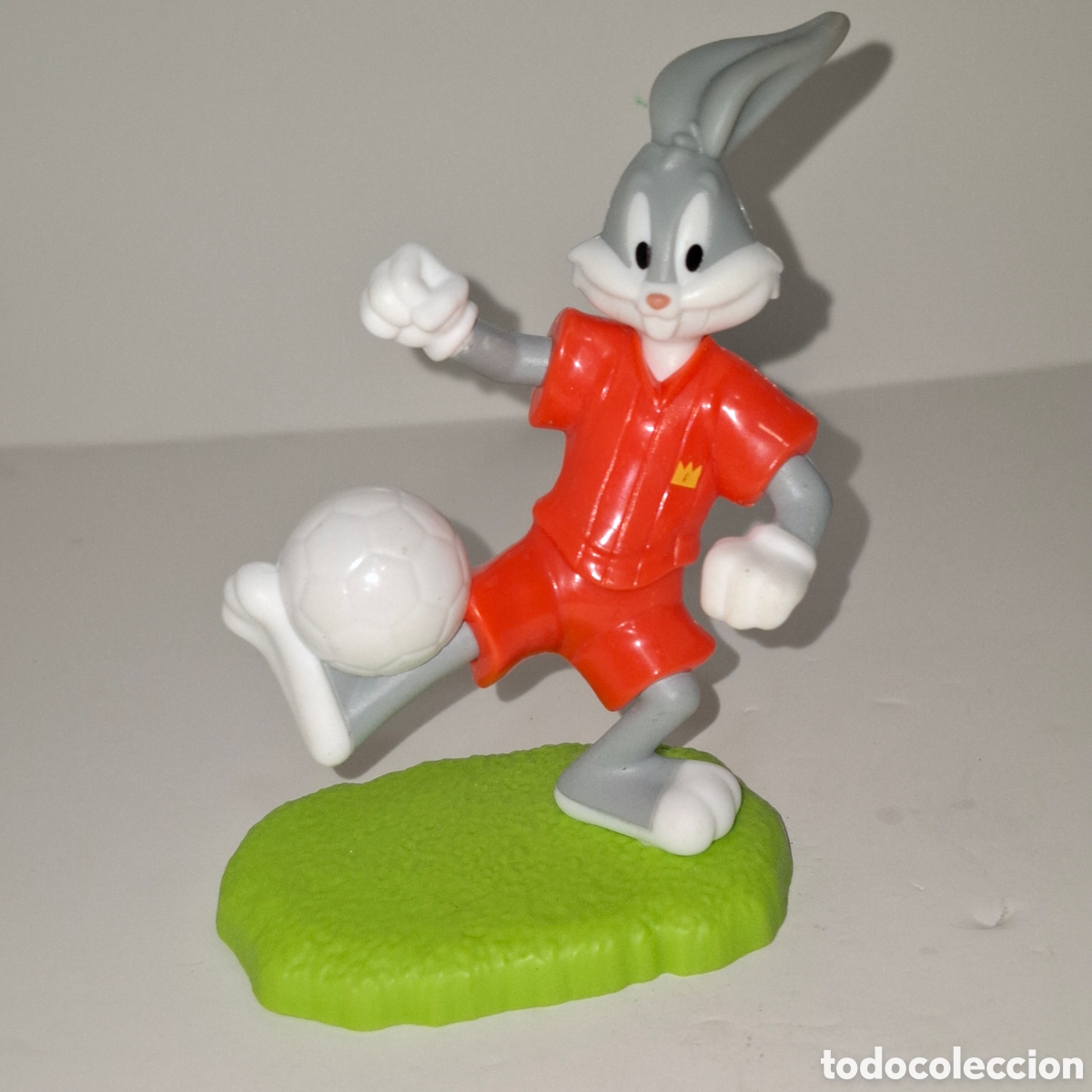 Figuras de goma y PVC: FIGURA PROMOCIONAL HAPPY MEAL BURGER KING LOONEY TUNES 2026 BUGS BUNNY JUGANDO AL FUTBOL