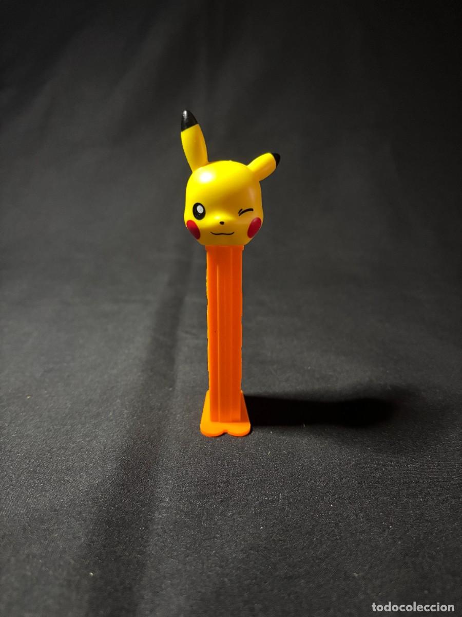Figuras de goma y PVC dispensador PEZ: Dispensador PEZ Pikachu Pok&eacute;mon gui&ntilde;ando ojo - modelo naranja