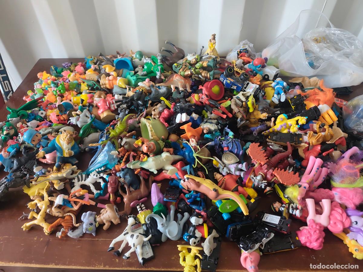 Figuras de goma y PVC: Lote enorme 300 piezas aprox de juguete mu&ntilde;ecos coches variados para vendedores