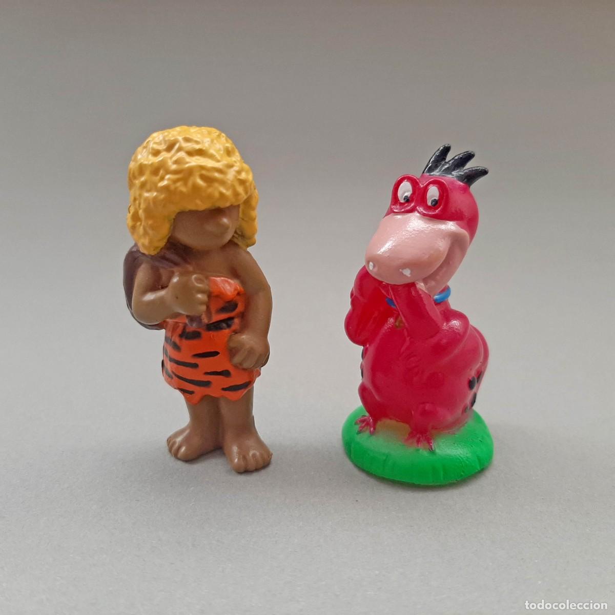Figuras de goma y PVC: Lote dos raras figuras de goma PVC Dino de Los Picapiedra y troglodita o cavern&iacute;cola