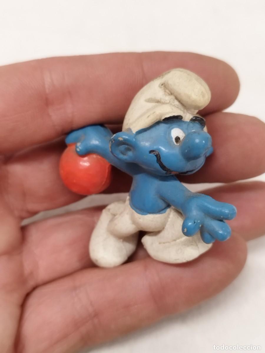 Rubber and PVC Figures: Antigua figura, mu&ntilde;eco de goma de un pitufo jugando a bolos, con pelota.