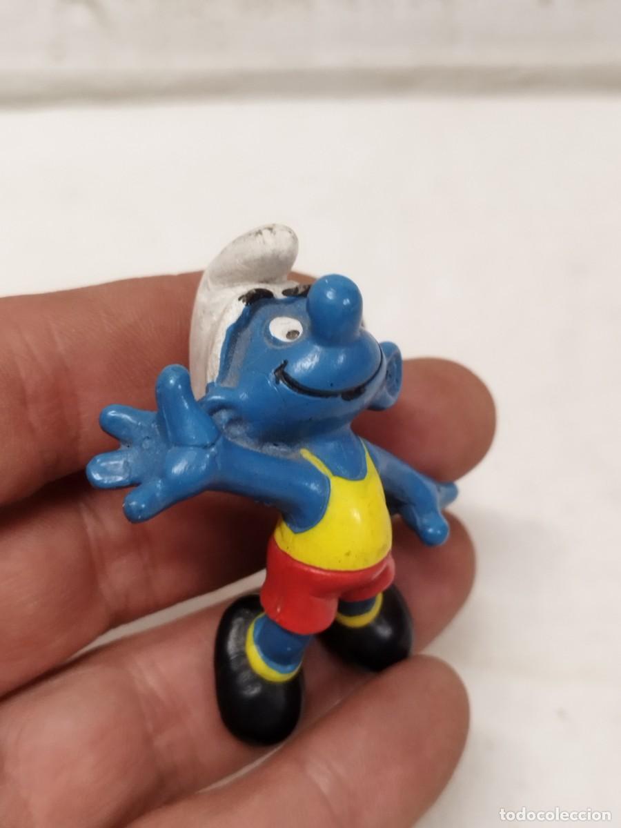 Rubber and PVC Figures: Antigua figura, mu&ntilde;eco de goma de un pitufo jugador de Baloncesto.