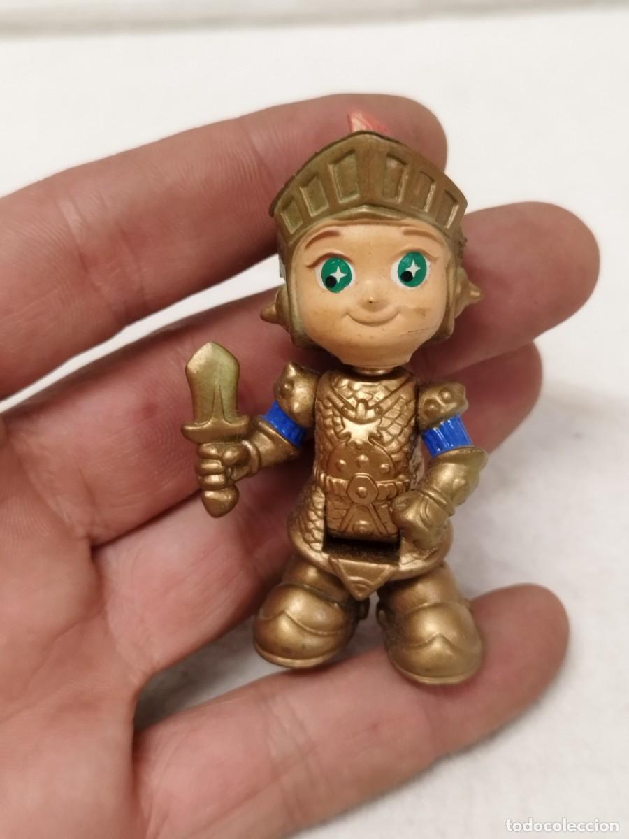 Rubber and PVC Figures: Figura, mu&ntilde;eco de caballero dorado de juguete de la l&iacute;nea Fisher-Price Great