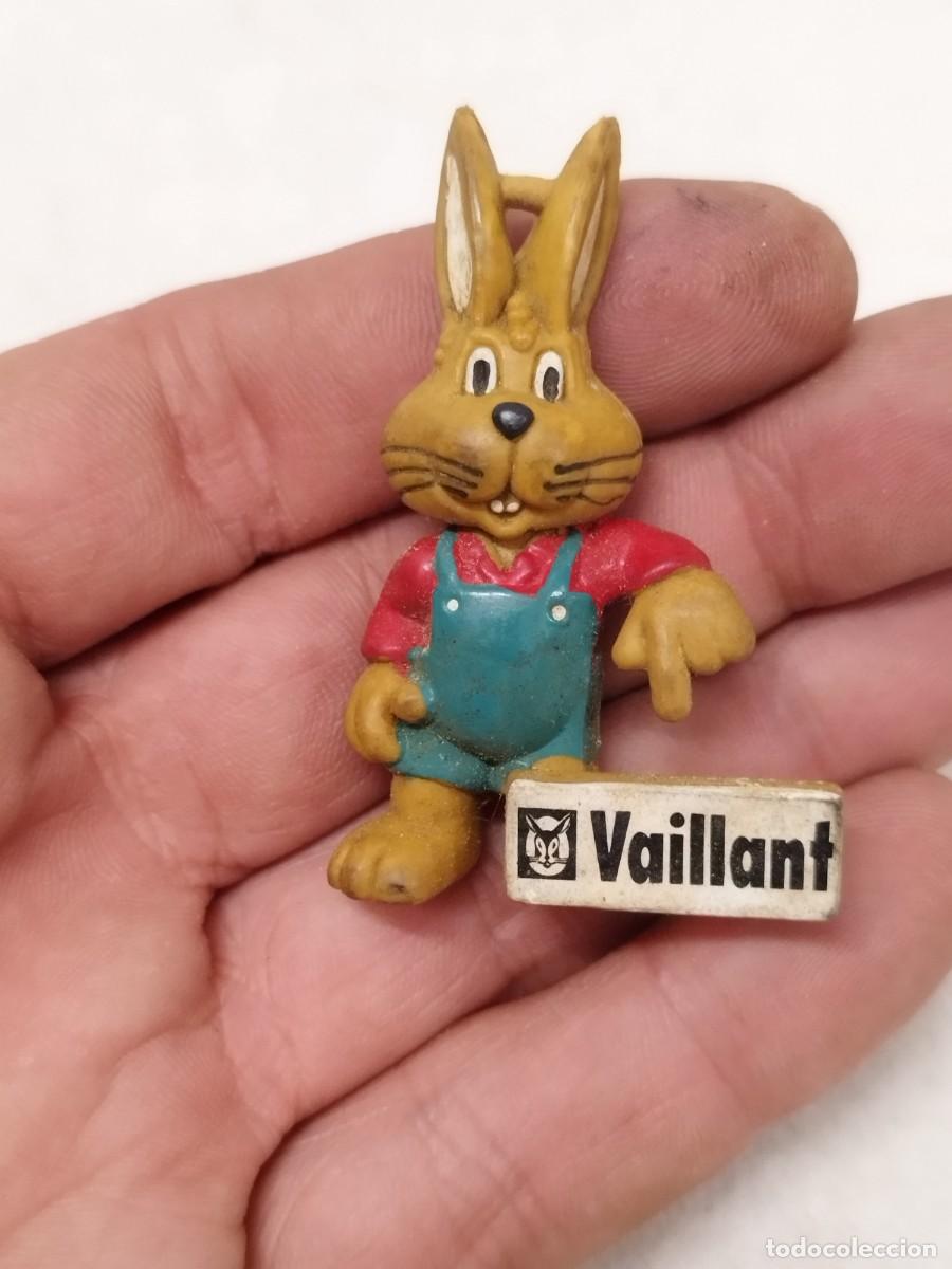 Rubber and PVC Figures: Antigua figura, mu&ntilde;eco de goma de un conejo con traje de trabajo. Publicidad Vaillant.