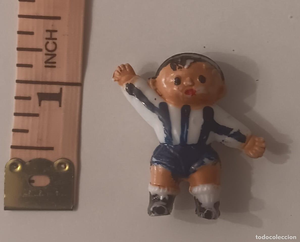 Figuras de goma y PVC: ANTIGUA FIGURA DE PLASTICO OPALINO ROSCON DE REYES FUTBOL FUTBOLISTA REAL SOCIEDAD A&Ntilde;OS 70