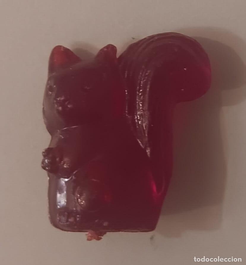 Figuras de goma y PVC: ANTIGUA FIGURA DE PLASTICO OPALINO ROSCON DE REYES FUTBOL ANIMALES ARDILLA A&Ntilde;OS 70