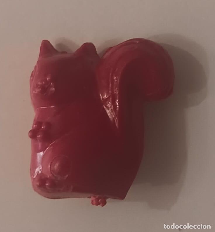 Figuras de goma y PVC: ANTIGUA FIGURA DE PLASTICO OPALINO ROSCON DE REYES FUTBOL ANIMALES ARDILLA A&Ntilde;OS 70