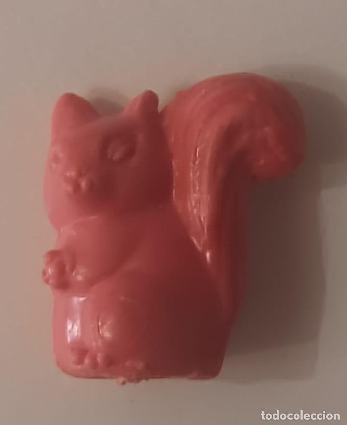 Figuras de goma y PVC: ANTIGUA FIGURA DE PLASTICO OPALINO ROSCON DE REYES FUTBOL ANIMALES ARDILLA A&Ntilde;OS 70