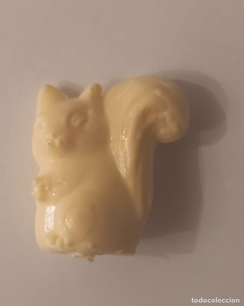 Figuras de goma y PVC: ANTIGUA FIGURA DE PLASTICO OPALINO ROSCON DE REYES FUTBOL ANIMALES ARDILLA A&Ntilde;OS 70