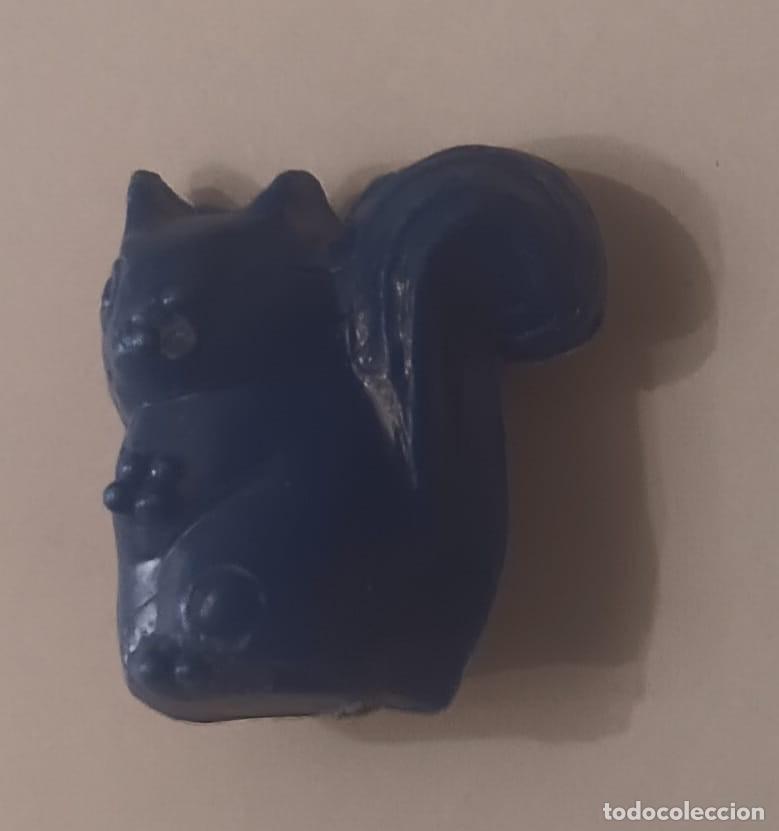 Figuras de goma y PVC: ANTIGUA FIGURA DE PLASTICO OPALINO ROSCON DE REYES FUTBOL ANIMALES ARDILLA A&Ntilde;OS 70