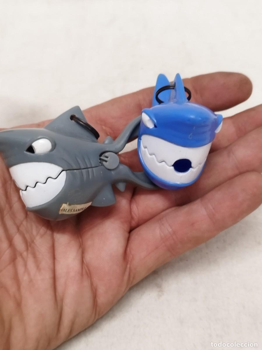Figuras de goma y PVC: 2 mu&ntilde;ecos de tibur&oacute;n promocional Chupa Chups. Caramelo.