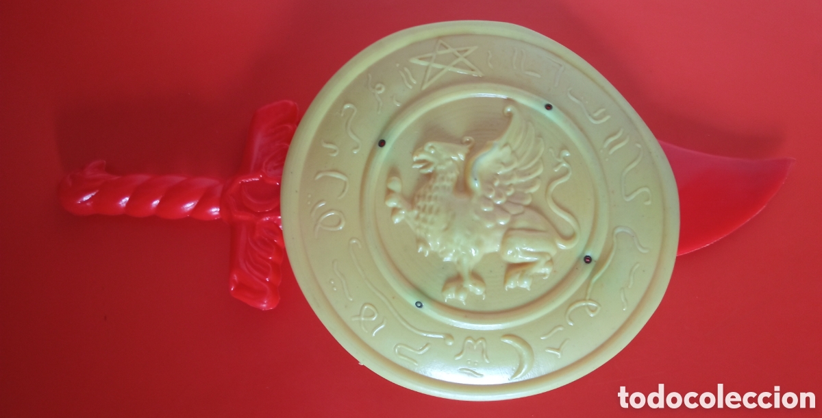 Figuras de goma y PVC: ESCUDO MEDIEVAL Y CIMITARRA,DE PL&Aacute;STICO SOPLADO.GONZALBO 70'S.NUEVO.