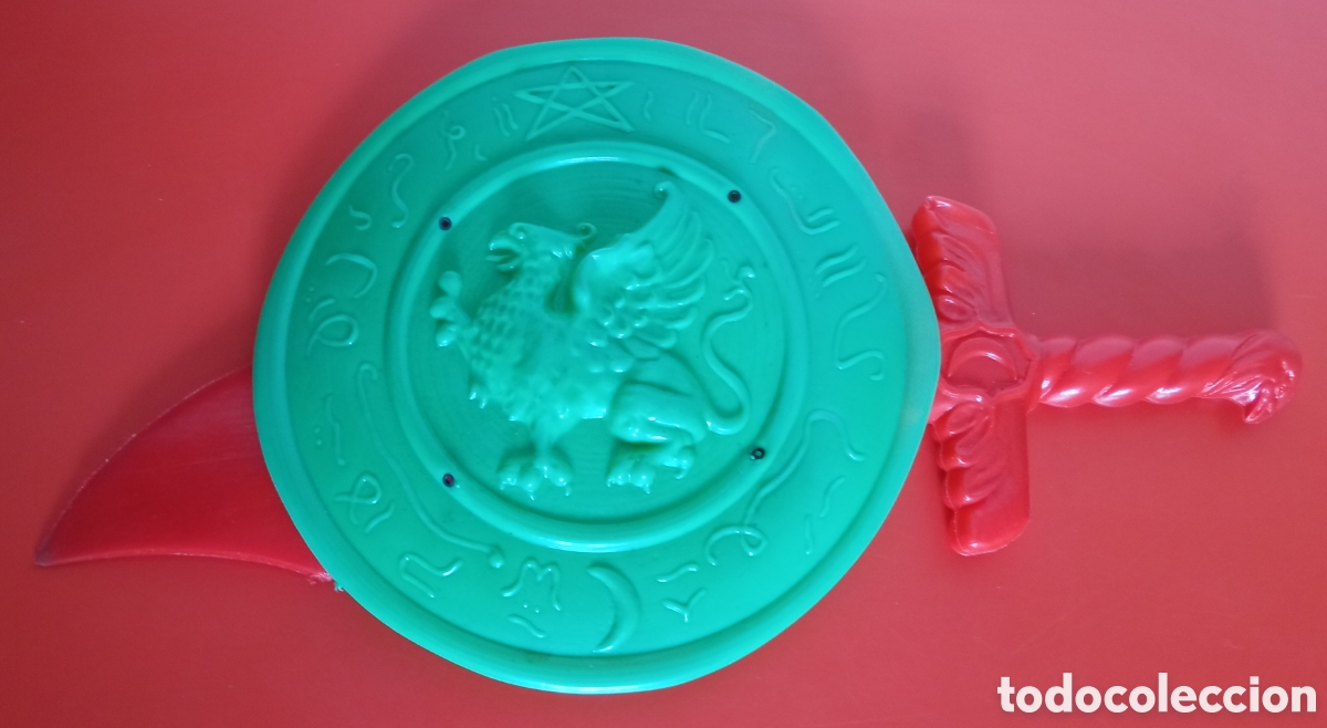 Figuras de goma y PVC: ESCUDO MEDIEVAL Y CIMITARRA,DE PL&Aacute;STICO SOPLADO.GONZALBO 70'S.NUEVO.