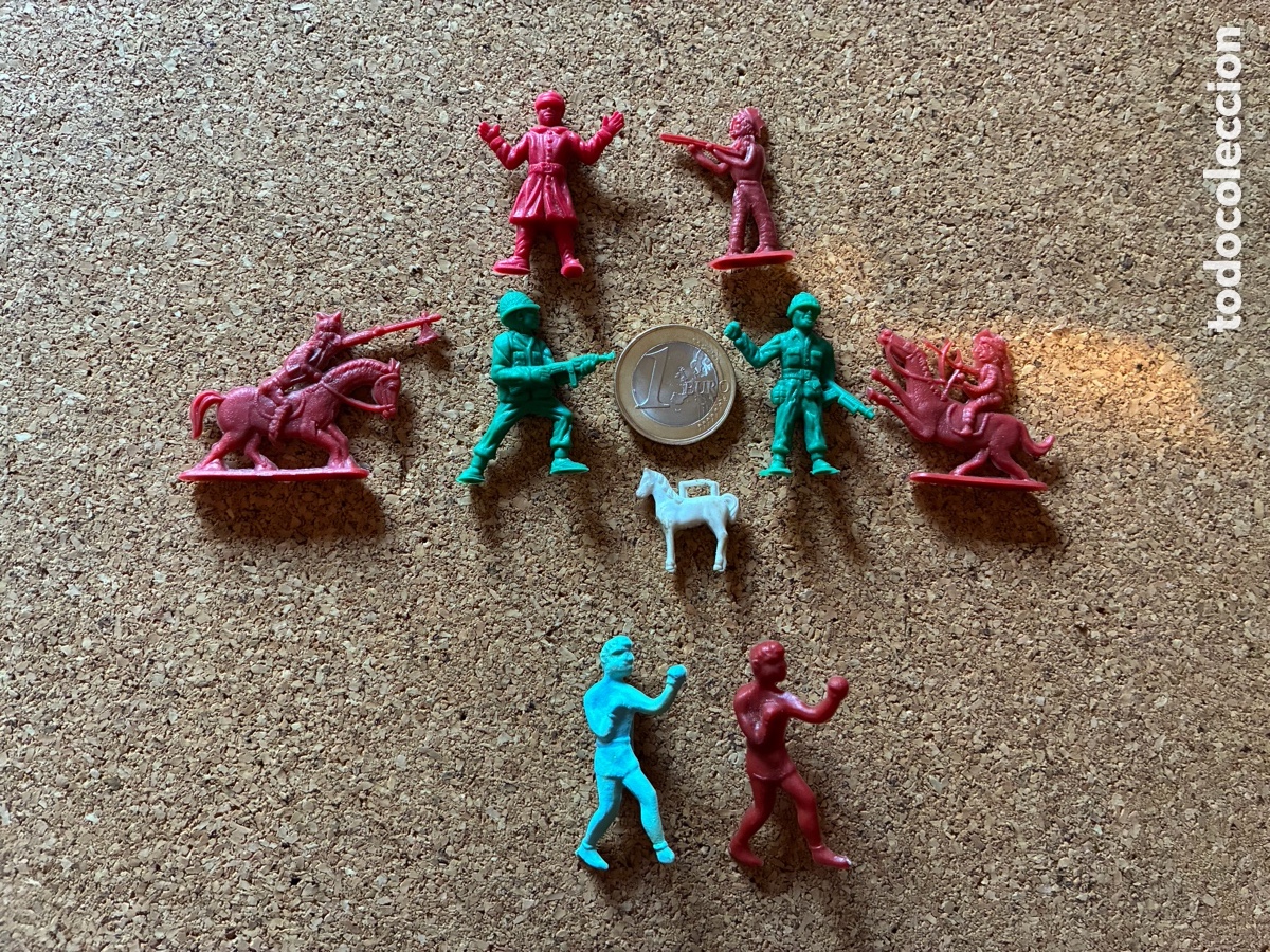 Figuras de goma y PVC: Lote figuras tipo Dunkin. Soldados del mundo / boxeador / indios&hellip;