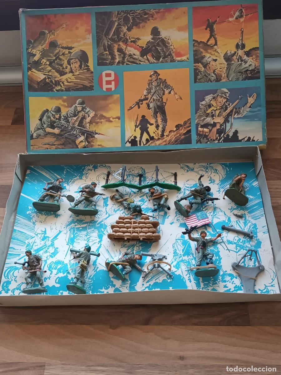 Figuras de goma y PVC: ANTIGUA CAJA ORIGINAL DE PECH HERMANOS,DIA D HORA H,AMERICANOS,TIPO JECSAN, LEER DESCRIPCION