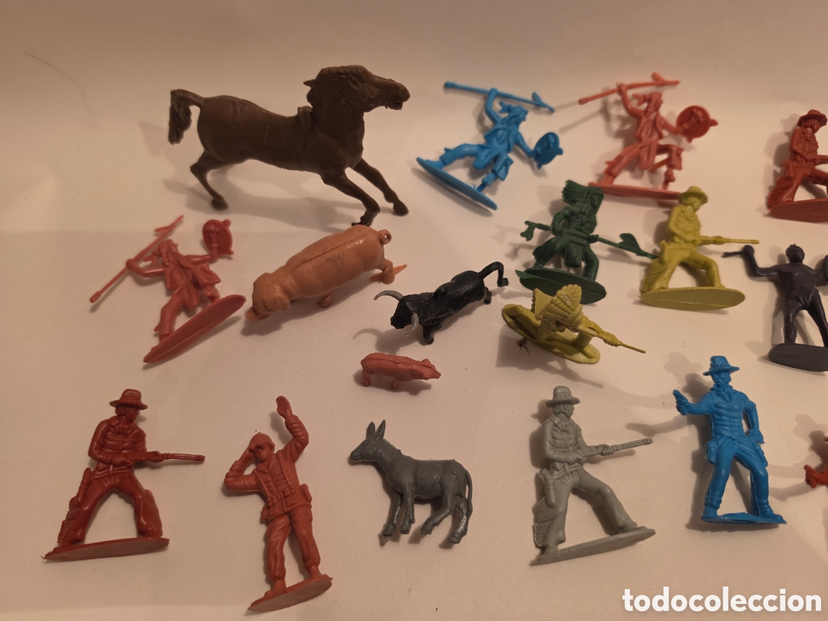 Figuras de goma y PVC: LOTE DE FIGURAS DE PLASTICO MONOCROMO. 33 FIGURAS. INDIOS Y VAQUEROS. - Foto 2