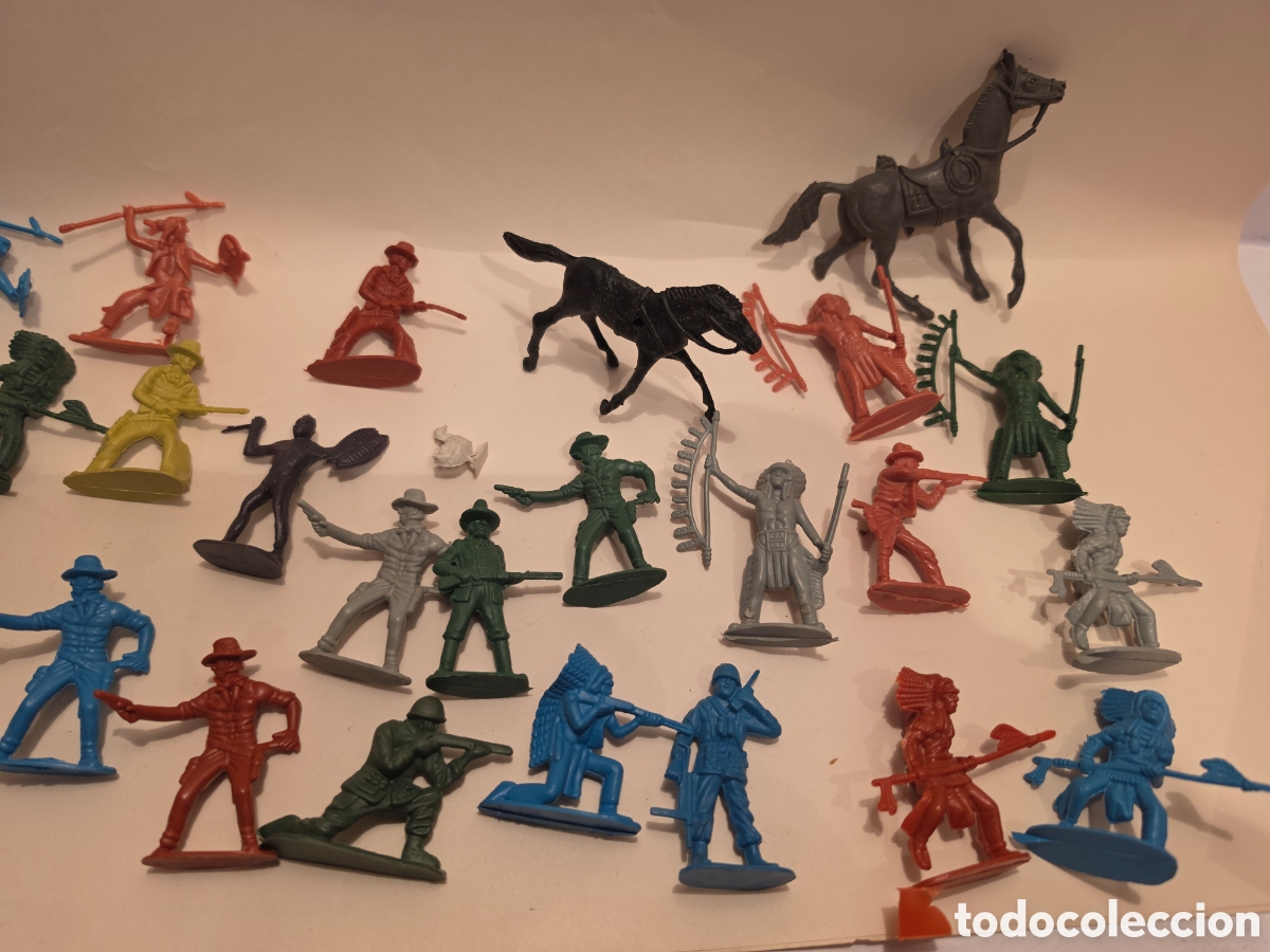 Figuras de goma y PVC: LOTE DE FIGURAS DE PLASTICO MONOCROMO. 33 FIGURAS. INDIOS Y VAQUEROS. - Foto 3
