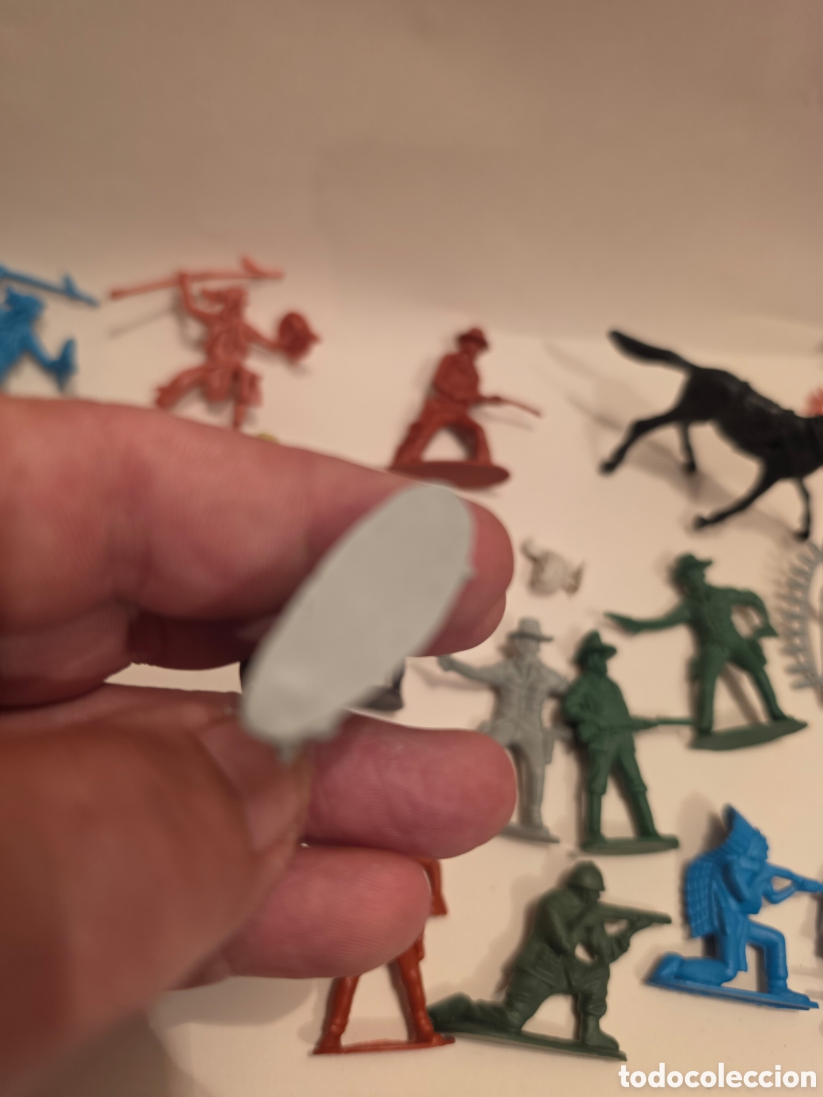 Figuras de goma y PVC: LOTE DE FIGURAS DE PLASTICO MONOCROMO. 33 FIGURAS. INDIOS Y VAQUEROS. - Foto 4
