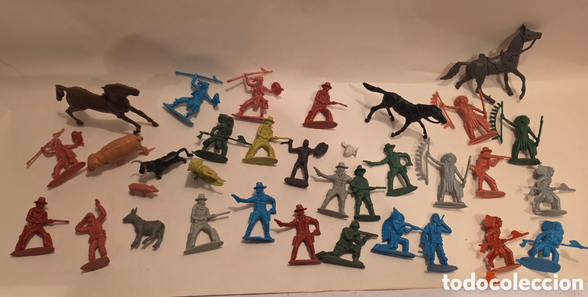 Figuras de goma y PVC: LOTE DE FIGURAS DE PLASTICO MONOCROMO. 33 FIGURAS. INDIOS Y VAQUEROS.