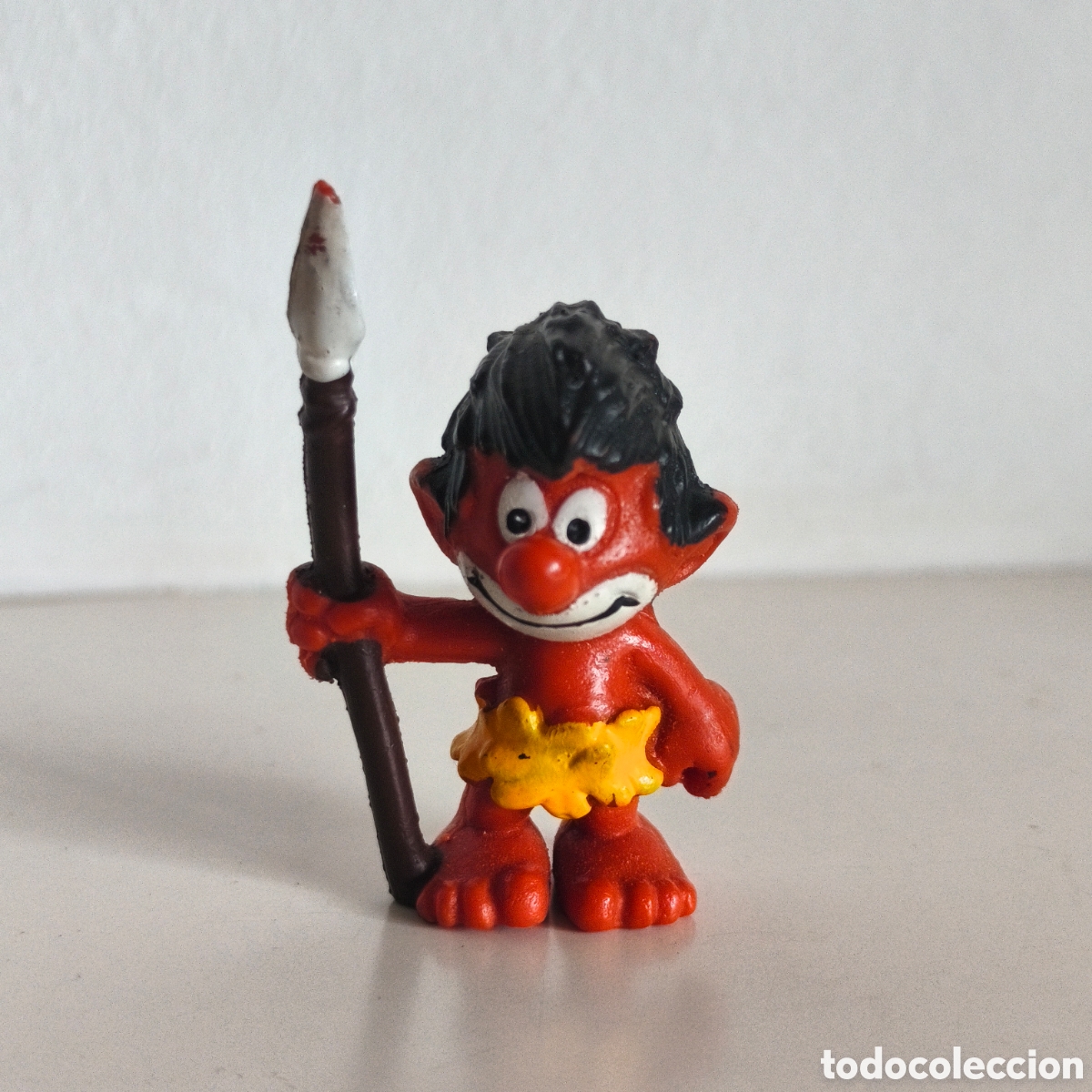 Figuras de goma y PVC: Pitufo indigena, (c) Peyo detras del brazo, posible bootleg Vintage.