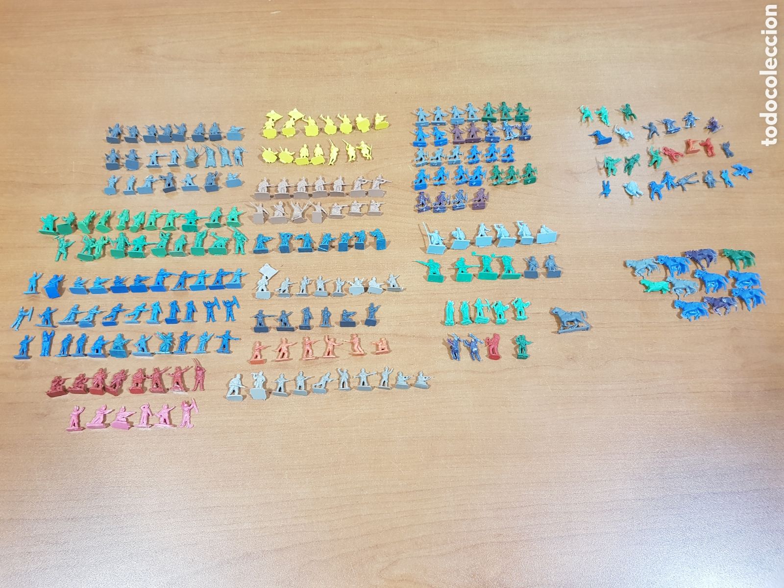 Figuras de goma y PVC: 209 FIGURAS MONTAPLEX O SIMILAR (INDIOS, VAQUEROS, SOLDADOS, MEDIEVAL...) + 35 DE REGALO ROTOS